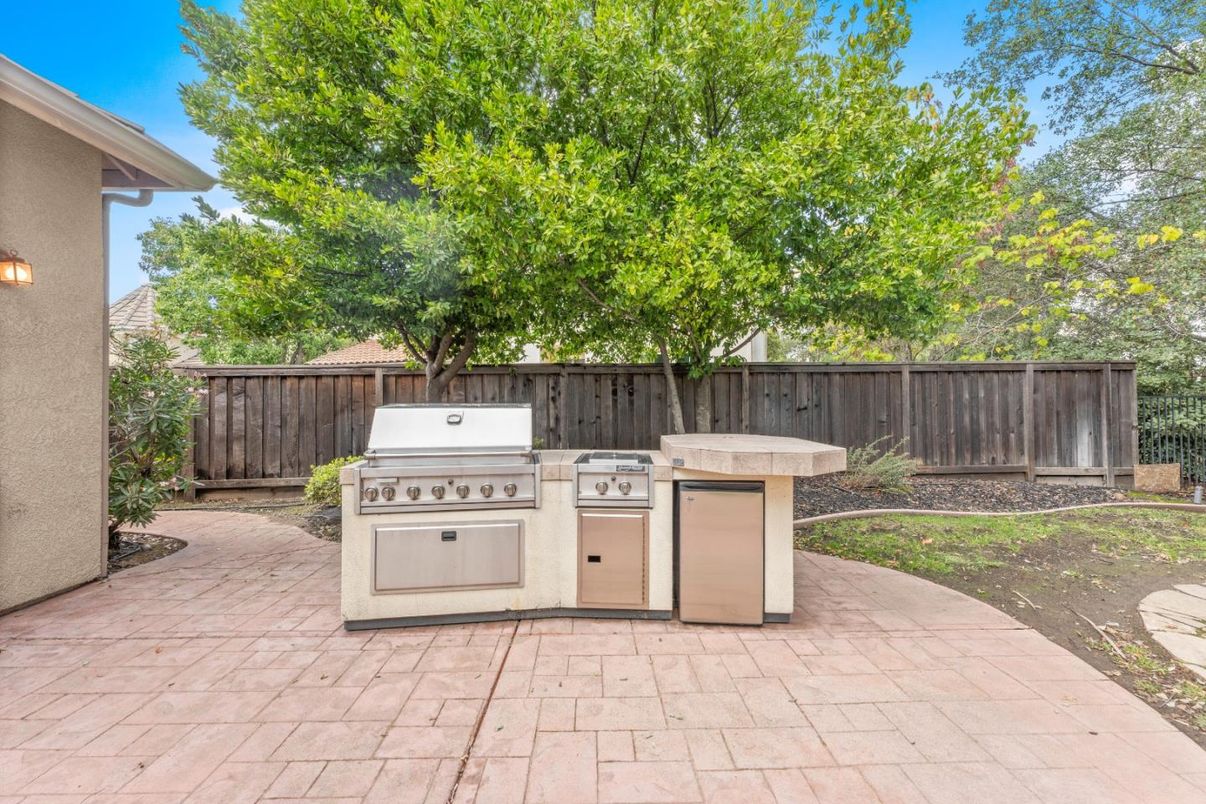 Exterior, Outdoor Kitchen