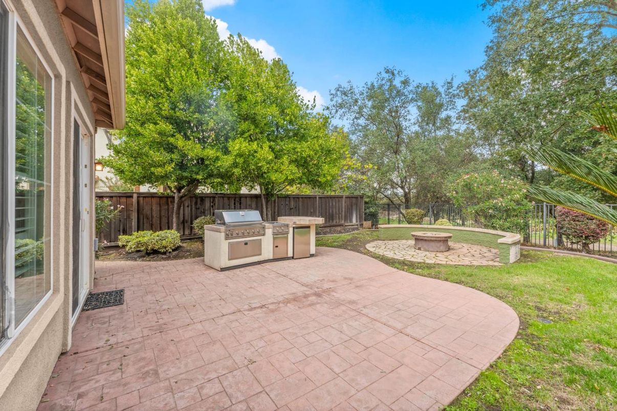 Backyard, Exterior, Outdoor Kitchen