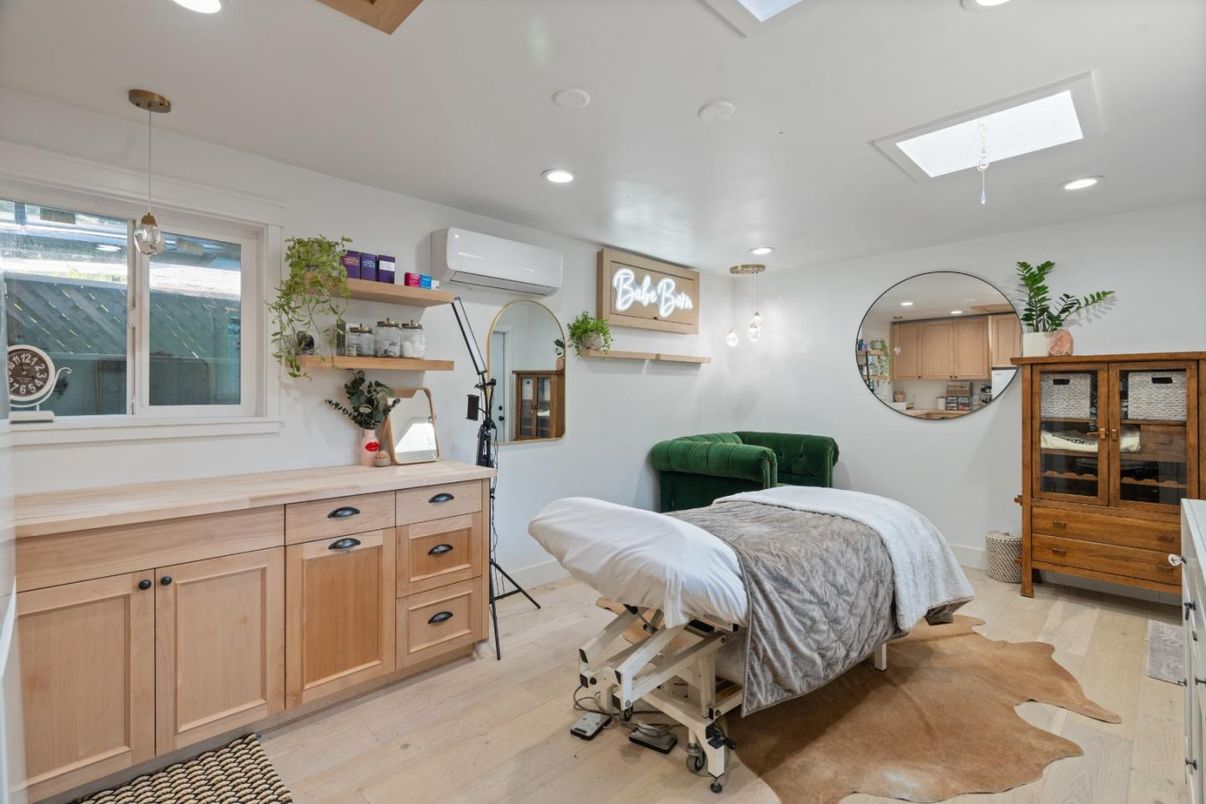 Interior, Pendant Lights, Recessed Lighting, Wood Texture Flooring