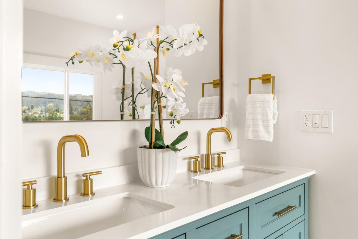 Bathroom, Dual Sink Vanities, Interior, Recessed Lighting