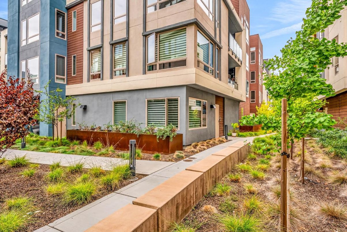 Exterior, Facade, Modern