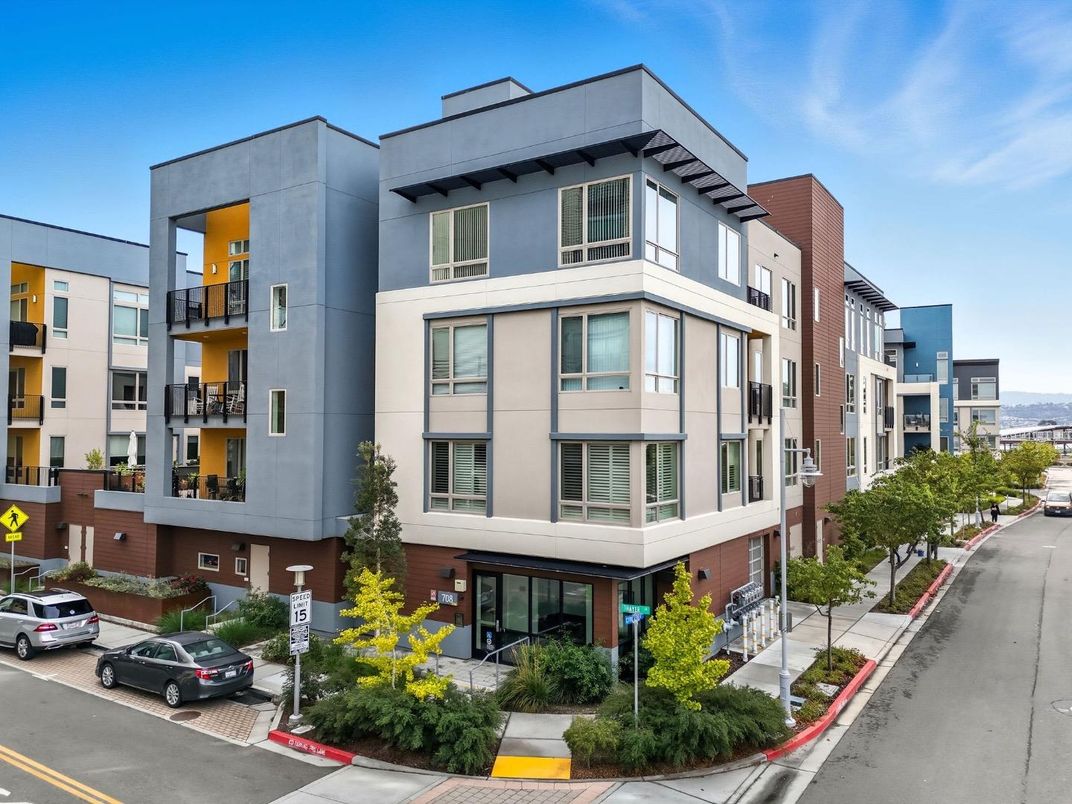 Exterior, Facade, Modern