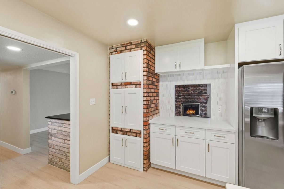 Fireplace, Interior, Kitchen, Recessed Lighting, Wood Texture Flooring