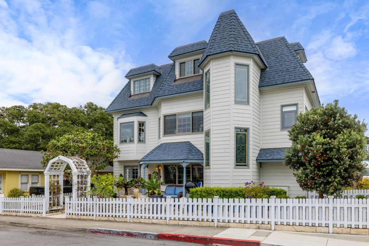 Exterior, Facade, Queen Anne Victorian