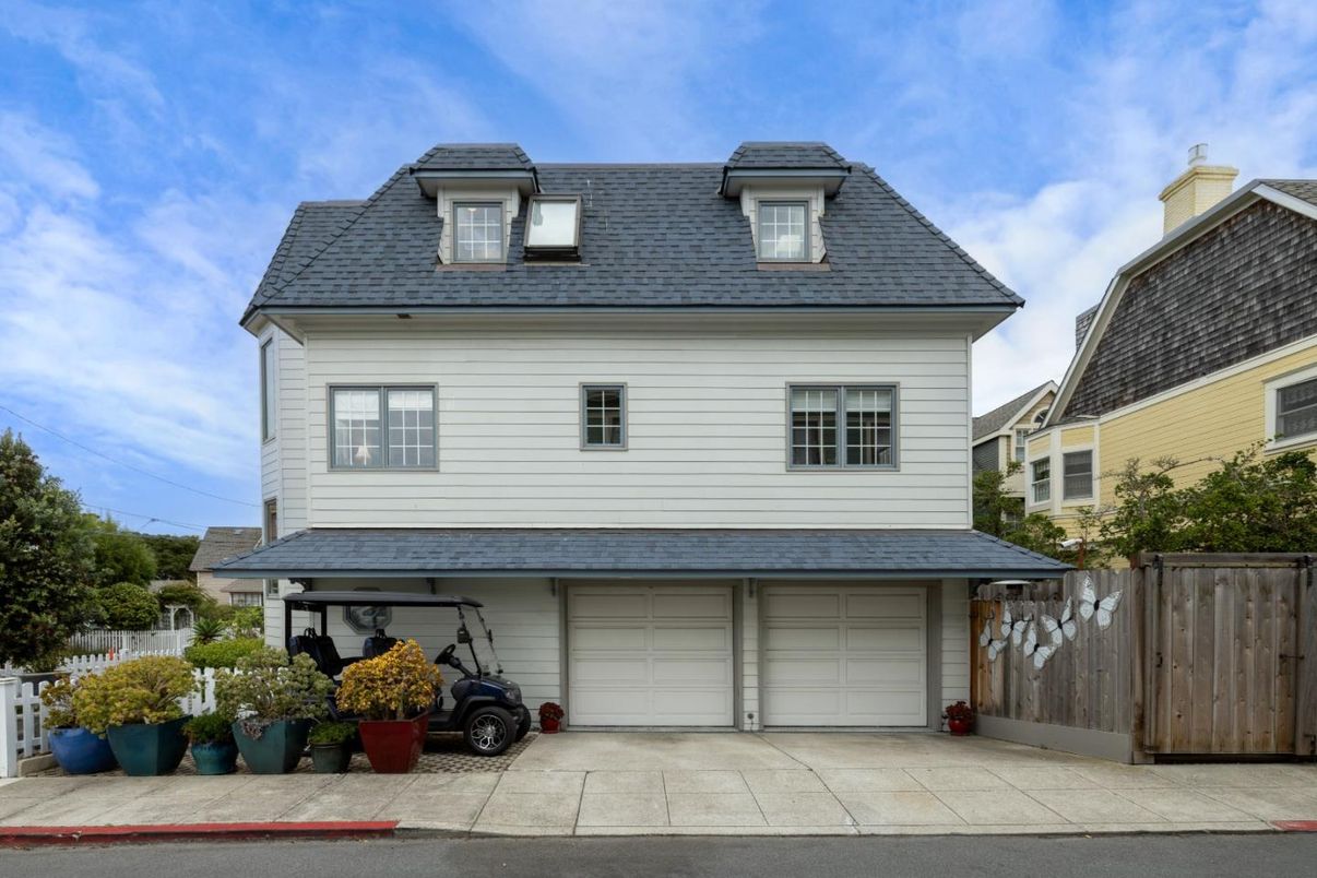 Attached, Exterior, Facade, American Foursquare