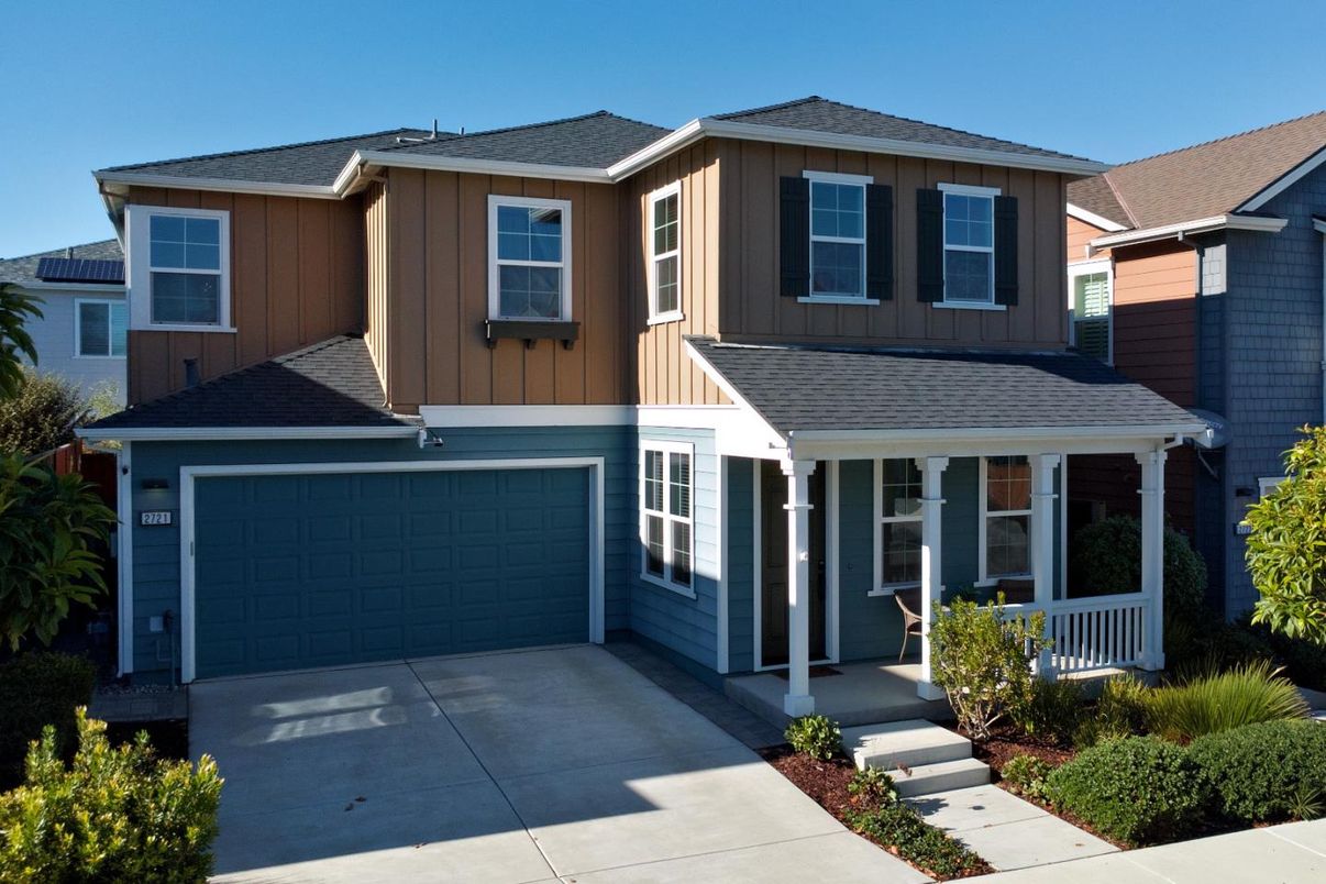 Attached, Exterior, Facade, Farmhouse