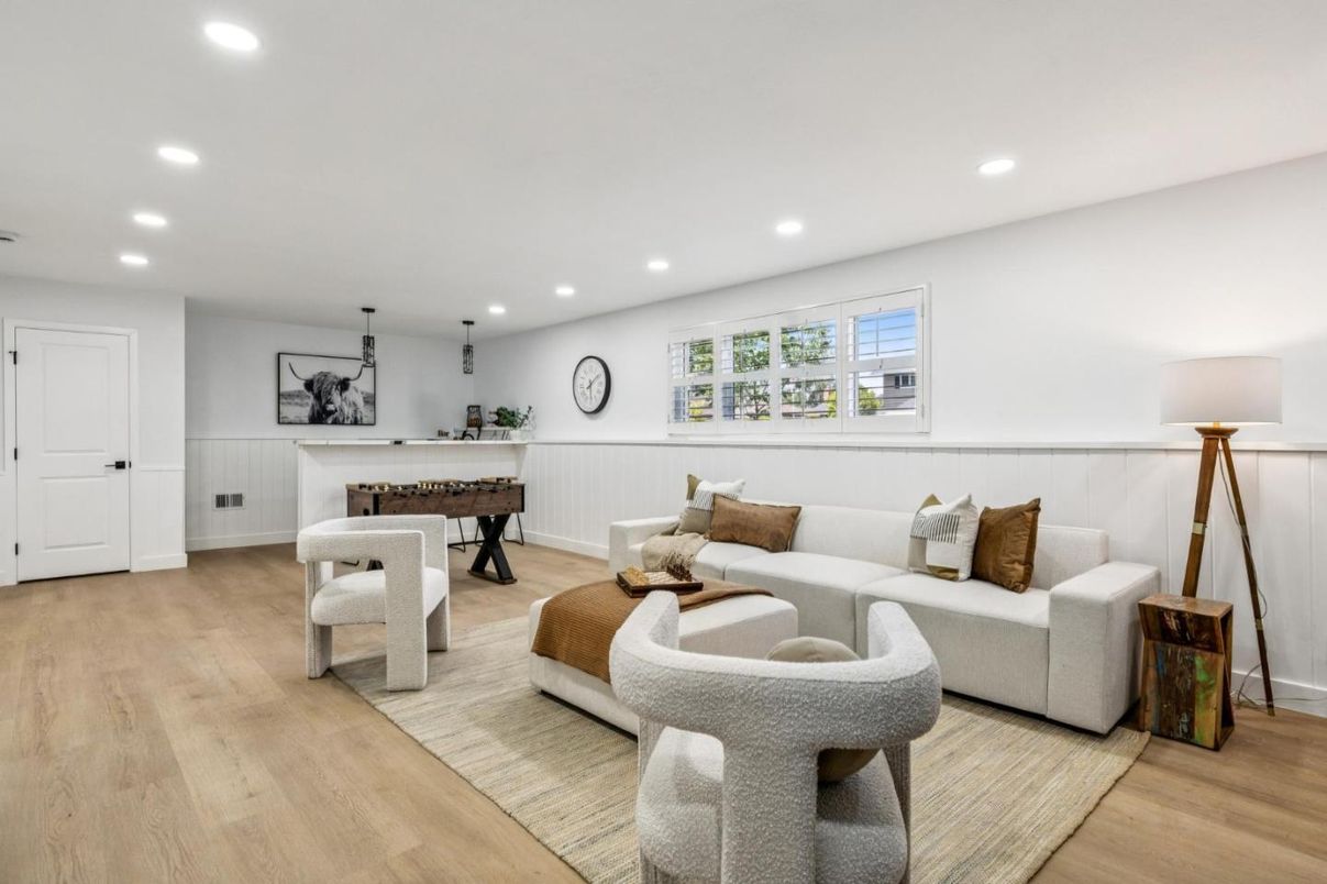 Game Room, Interior, Living room, Pendant Lights, Recessed Lighting, Wood Texture Flooring