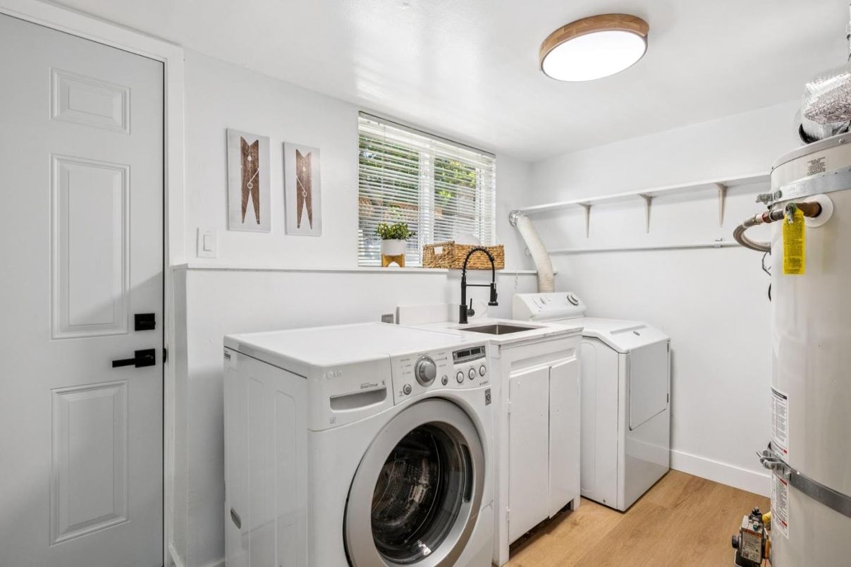 Interior, Washer, Wood Texture Flooring
