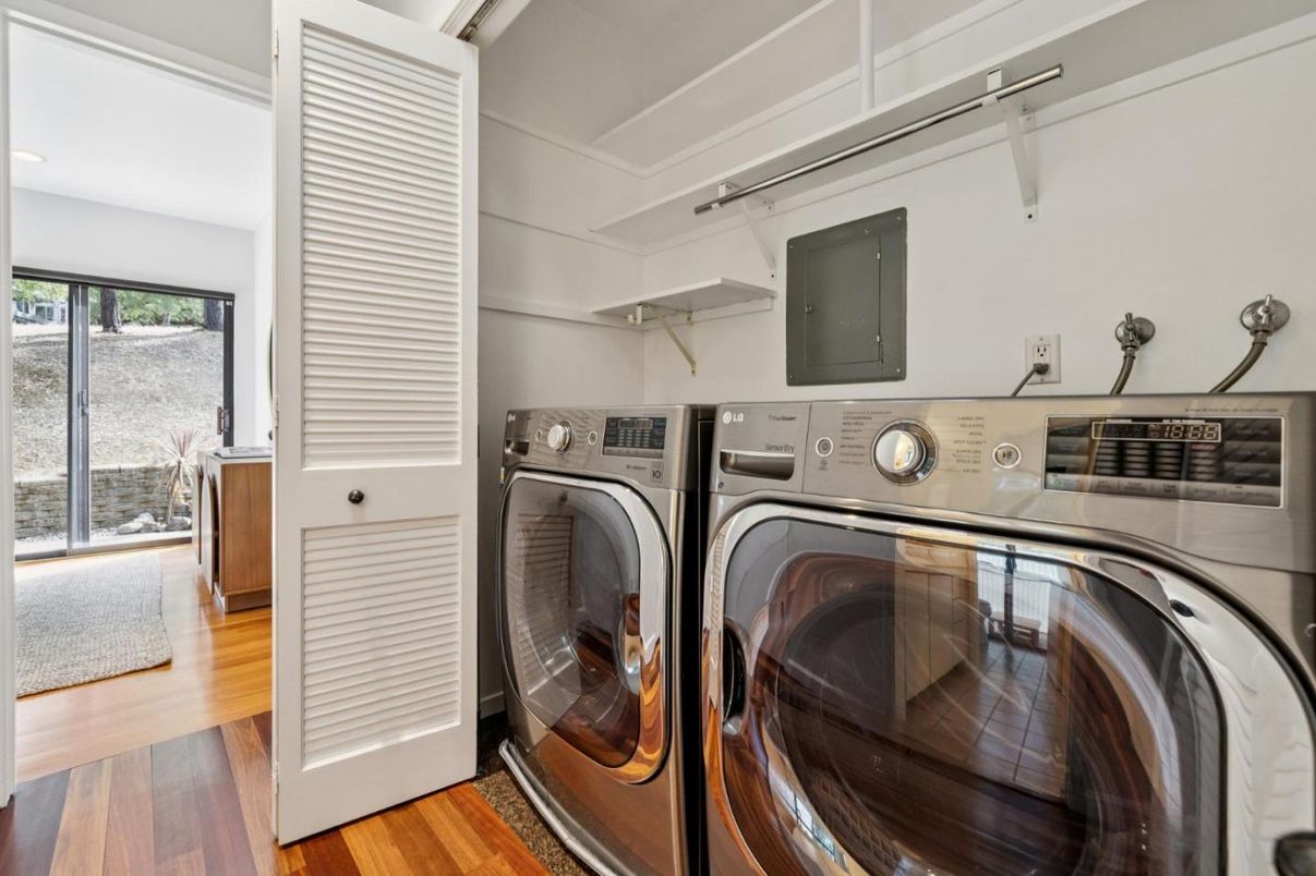 Interior, Utility Closets, Washer, Wood Texture Flooring