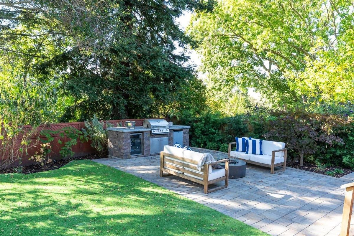 Backyard, Exterior, Outdoor Kitchen