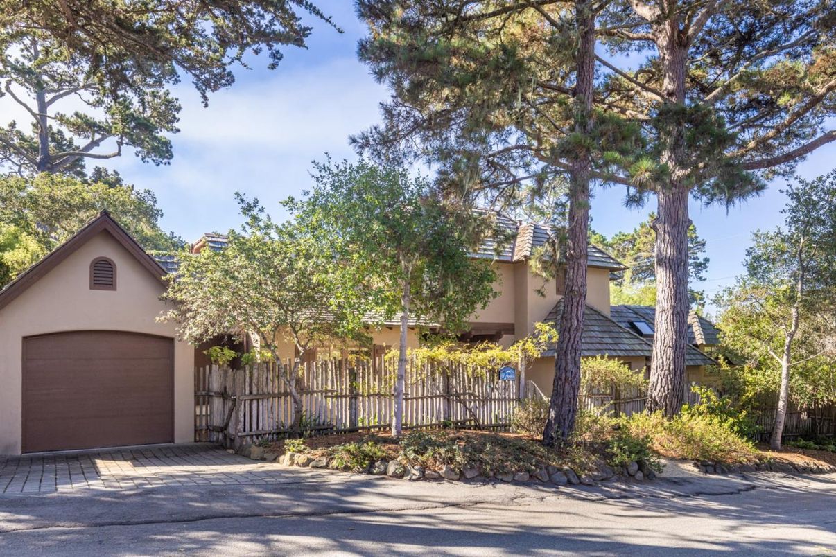 Attached, Exterior, Facade, None