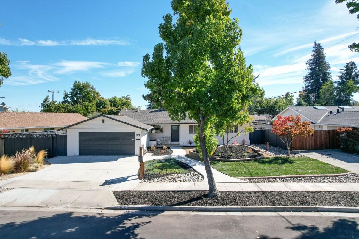 Attached, Exterior, Facade, Ranch