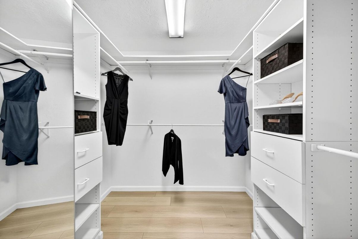 Interior, Walk-in Closets, Wood Texture Flooring