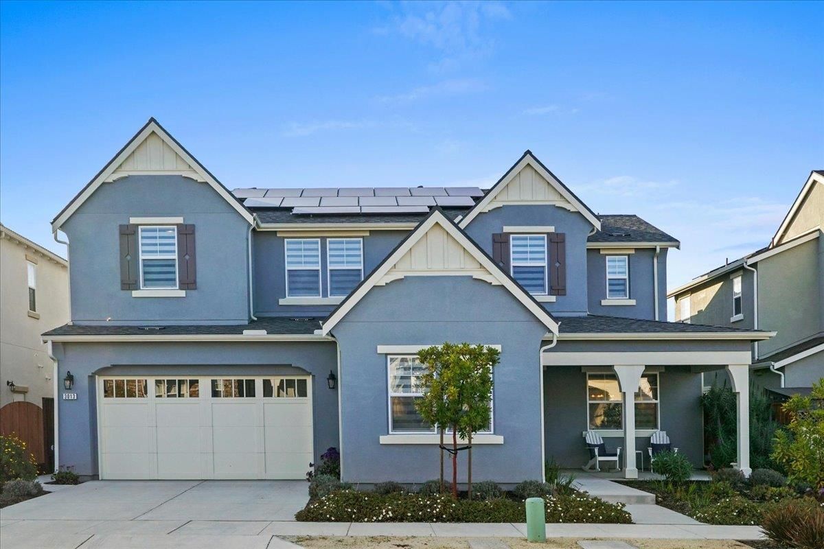 Attached, Exterior, Facade, Farmhouse