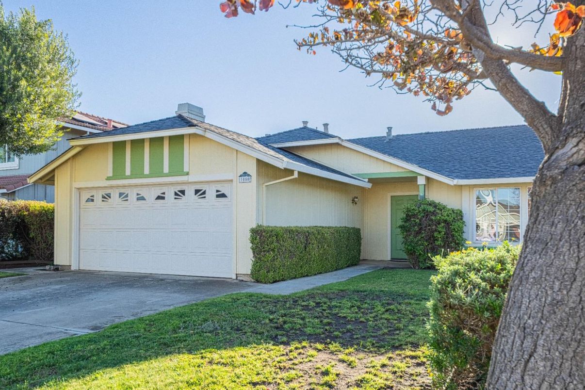 Attached, Exterior, Facade, Ranch