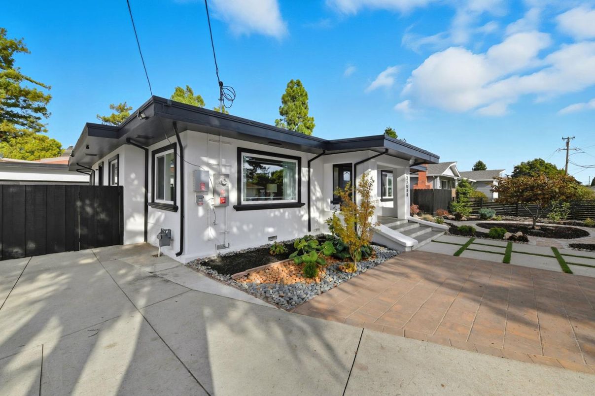 Exterior, Facade, Modern