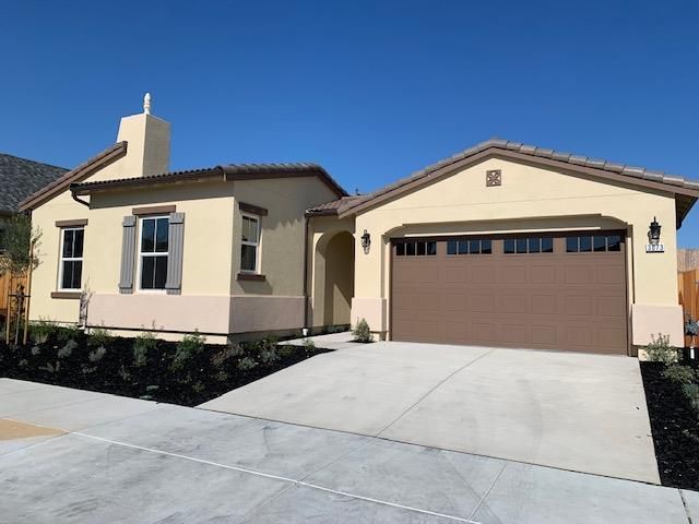 Attached, Exterior, Facade, Mediterranean