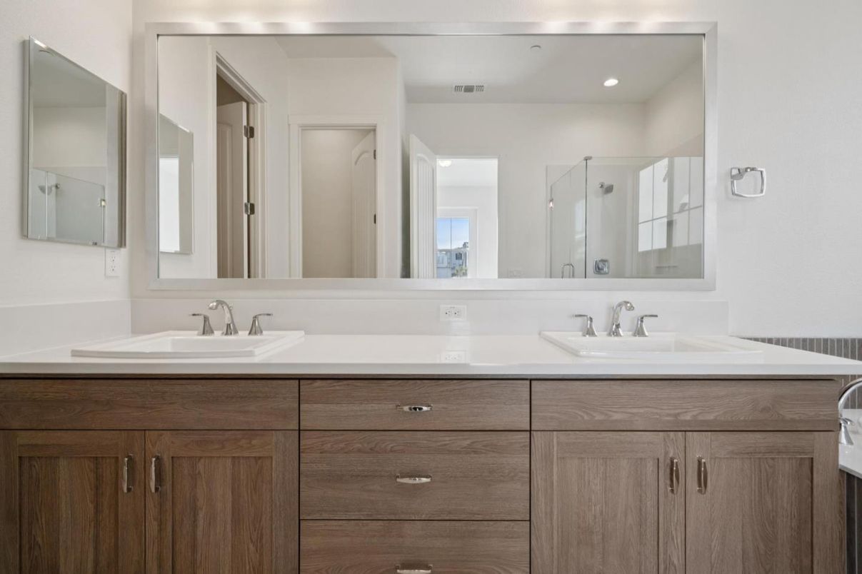 Bathroom, Dual Sink Vanities, Interior, Recessed Lighting