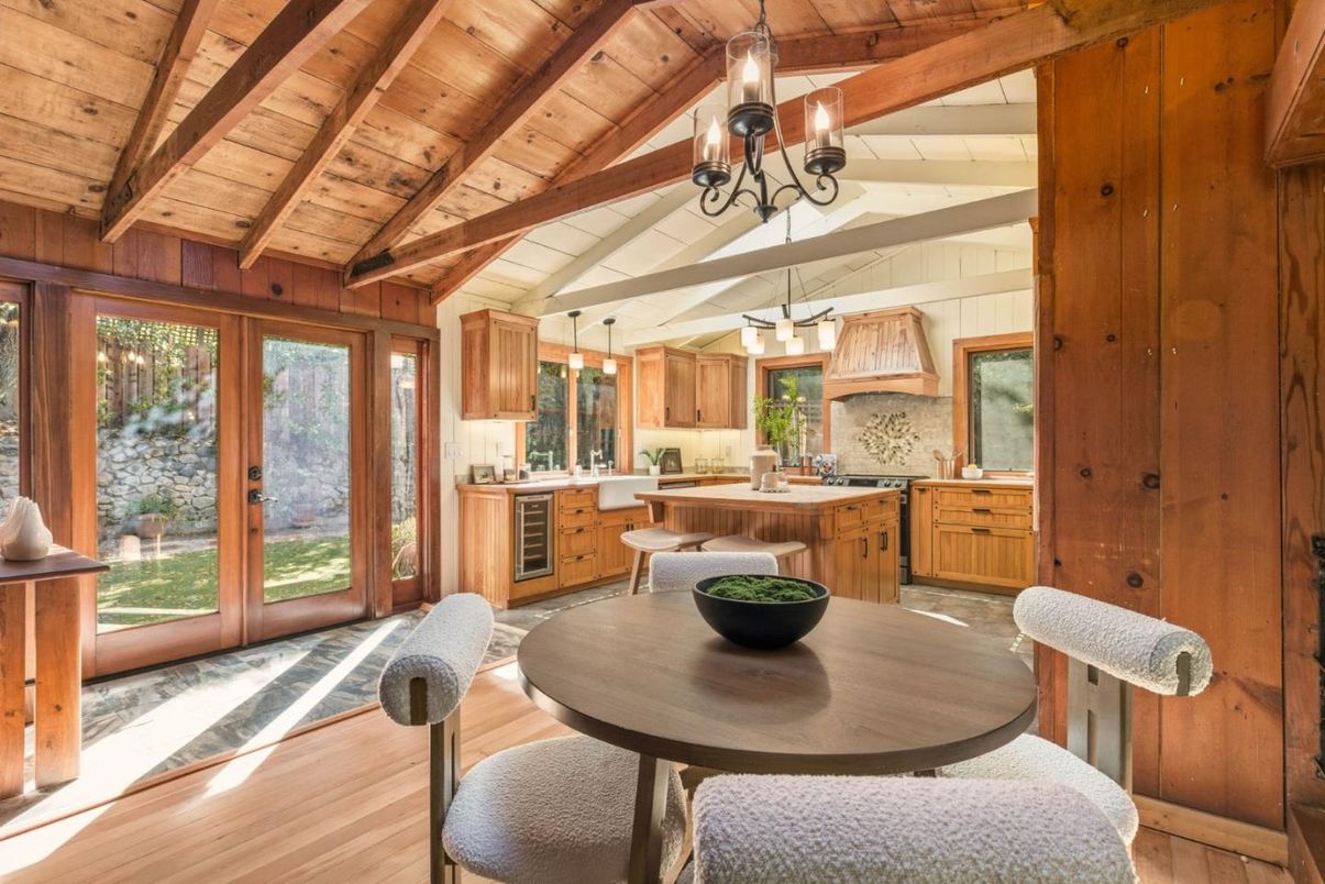 Chandelier, Dining room, Interior, Kitchen, Pendant Lights, Wooden Beams, Wooden Ceilings, Wood Texture Flooring