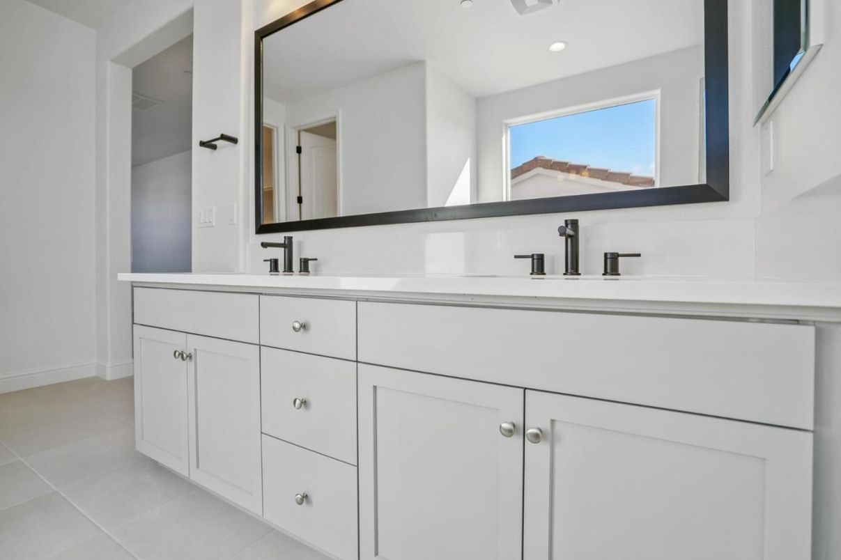 Bathroom, Dual Sink Vanities, Interior, Recessed Lighting