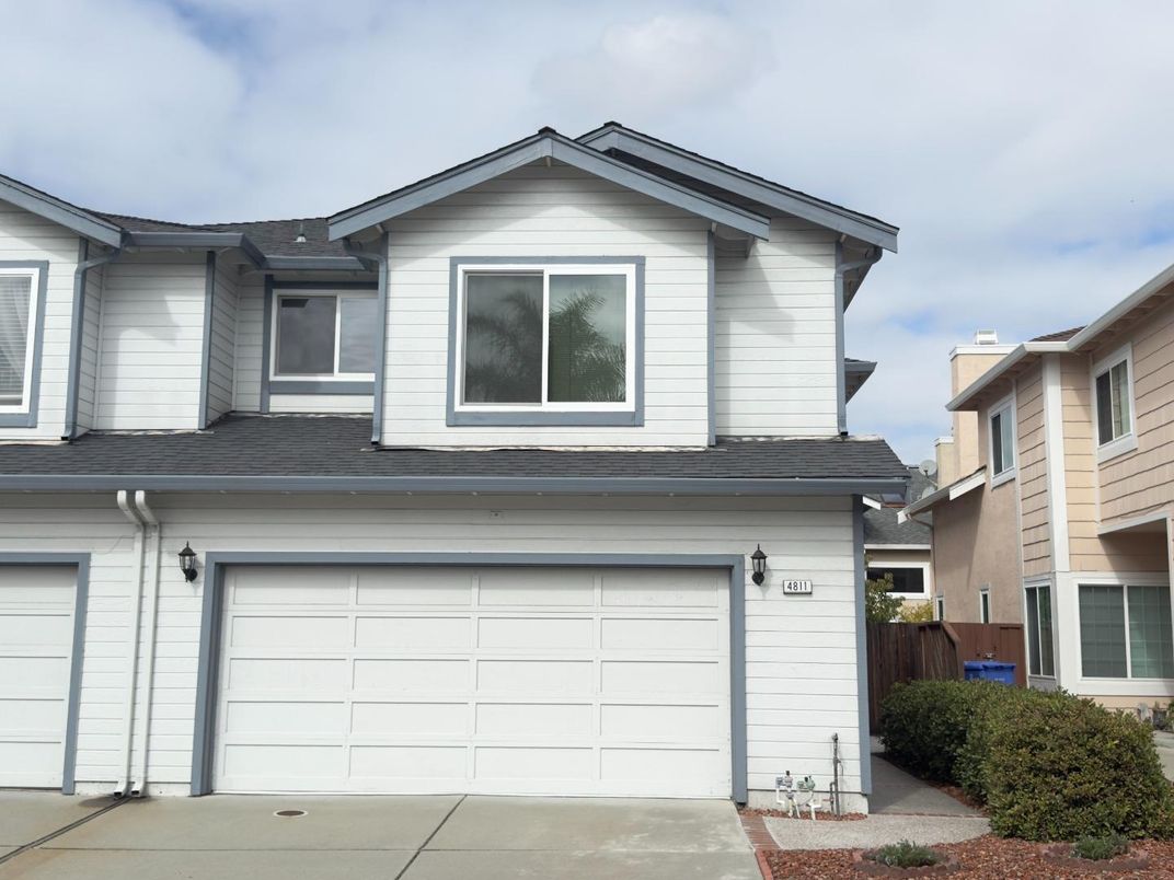 Attached, Exterior, Facade, American Craftsman