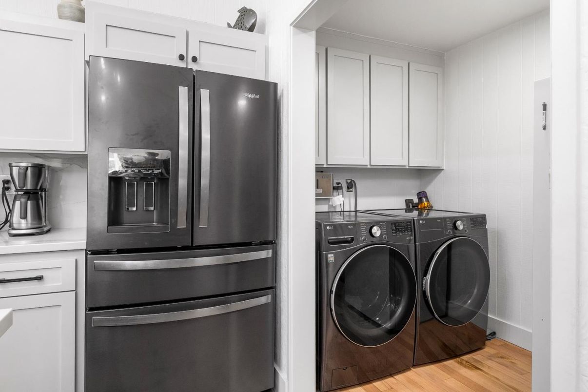 Interior, Washer, Wood Texture Flooring