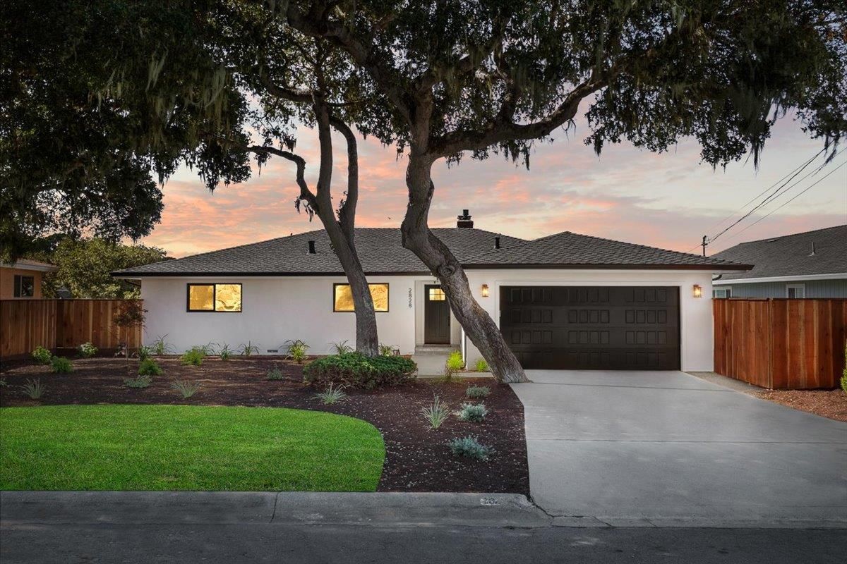 Attached, Exterior, Facade, Ranch