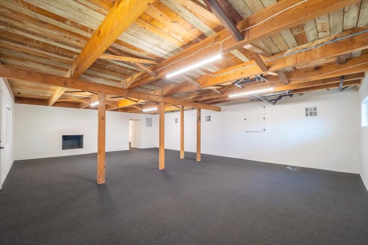 Empty room, Garage, Interior, Wooden Beams, Wooden Ceilings