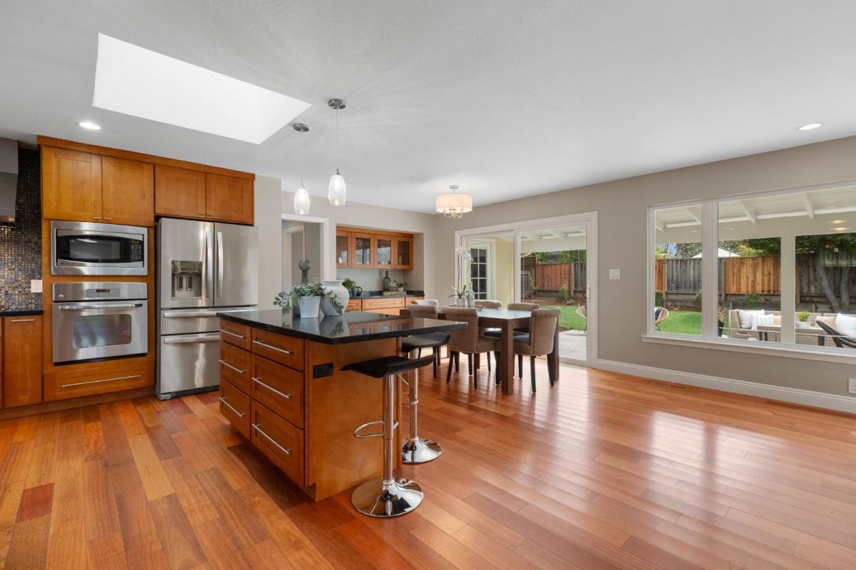 Chandelier, Dining room, Interior, Kitchen, Pendant Lights, Recessed Lighting, Stainless Steel Appliances, Wood Texture Flooring