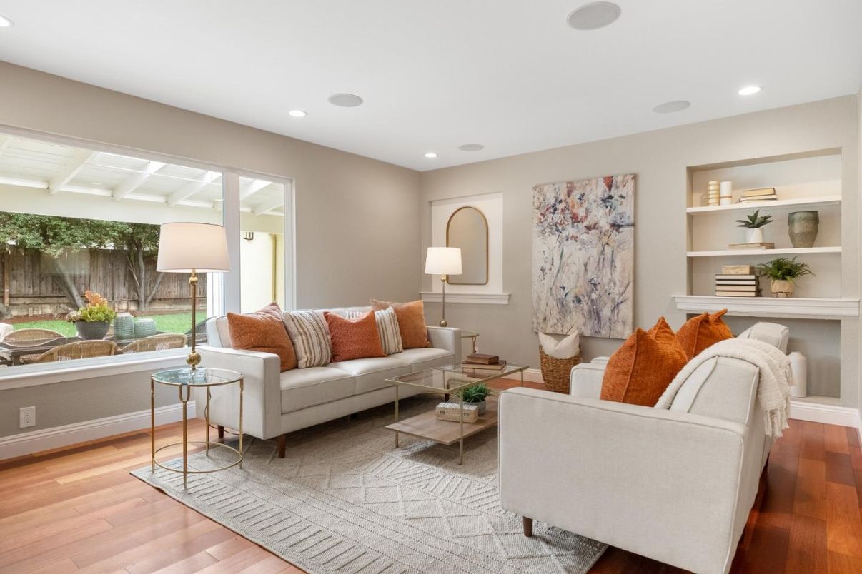 Interior, Living room, Recessed Lighting, Wood Texture Flooring