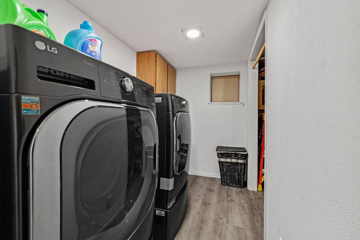 Interior, Recessed Lighting, Washer, Wood Texture Flooring