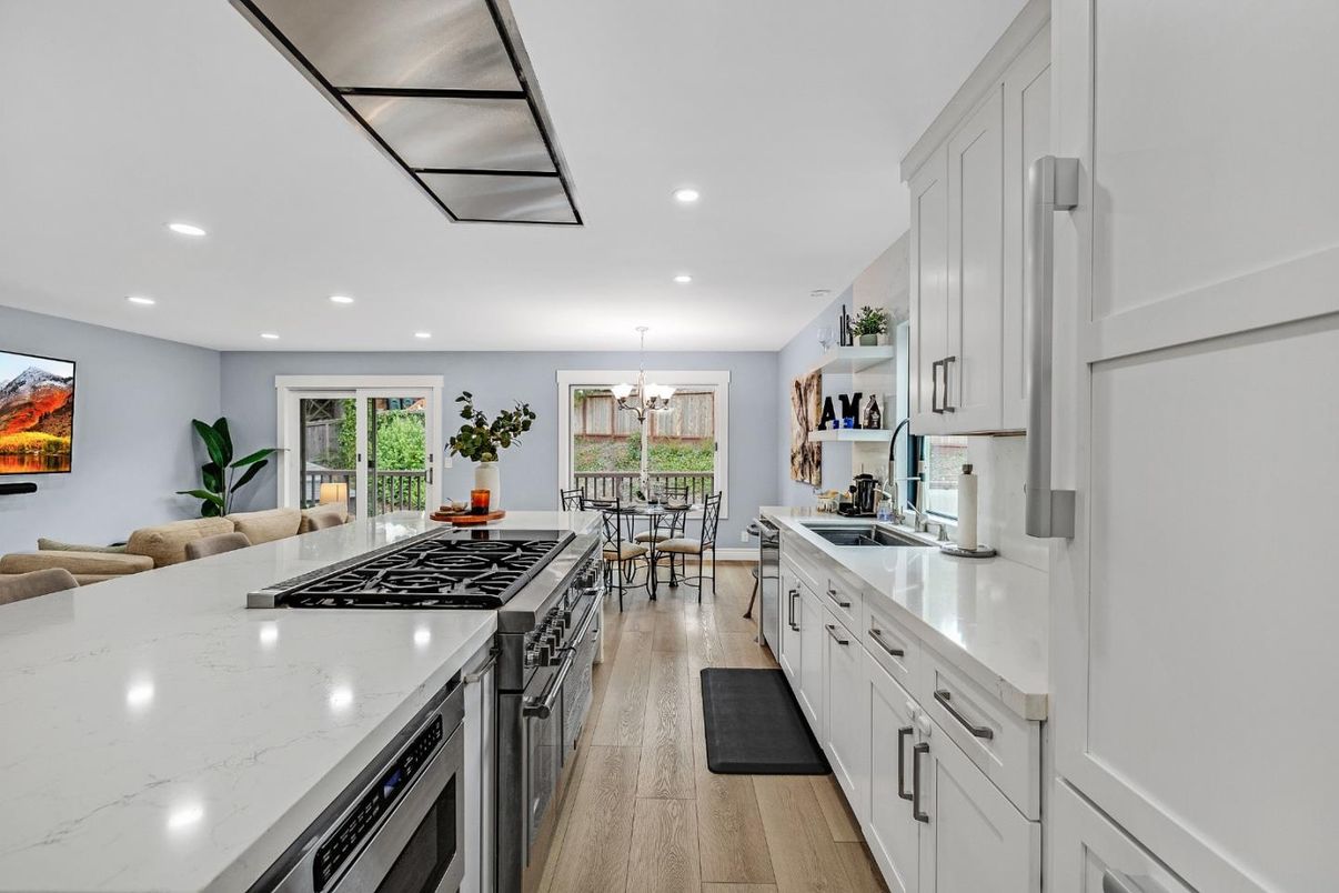 Dining room, Interior, Kitchen, Pendant Lights, Recessed Lighting, Wood Texture Flooring