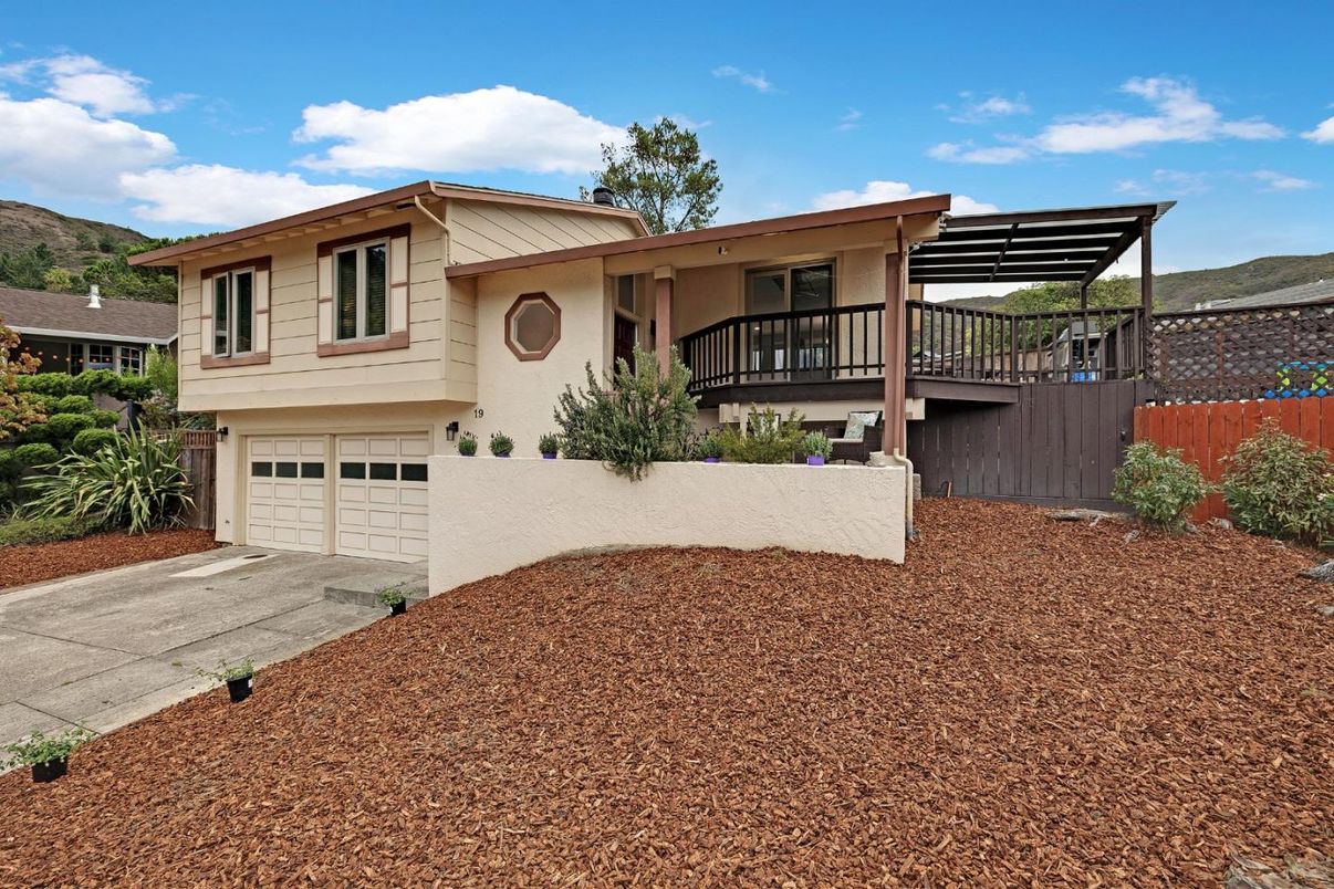 Attached, Exterior, Facade, Split Level