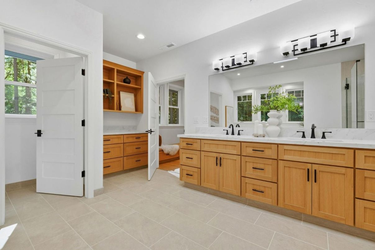 Bathroom, Dual Sink Vanities, Interior, Recessed Lighting