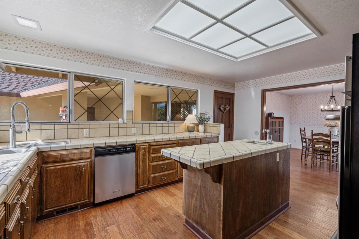 Dining room, Interior, Kitchen, Pendant Lights, Tile Countertops, Wood Texture Flooring