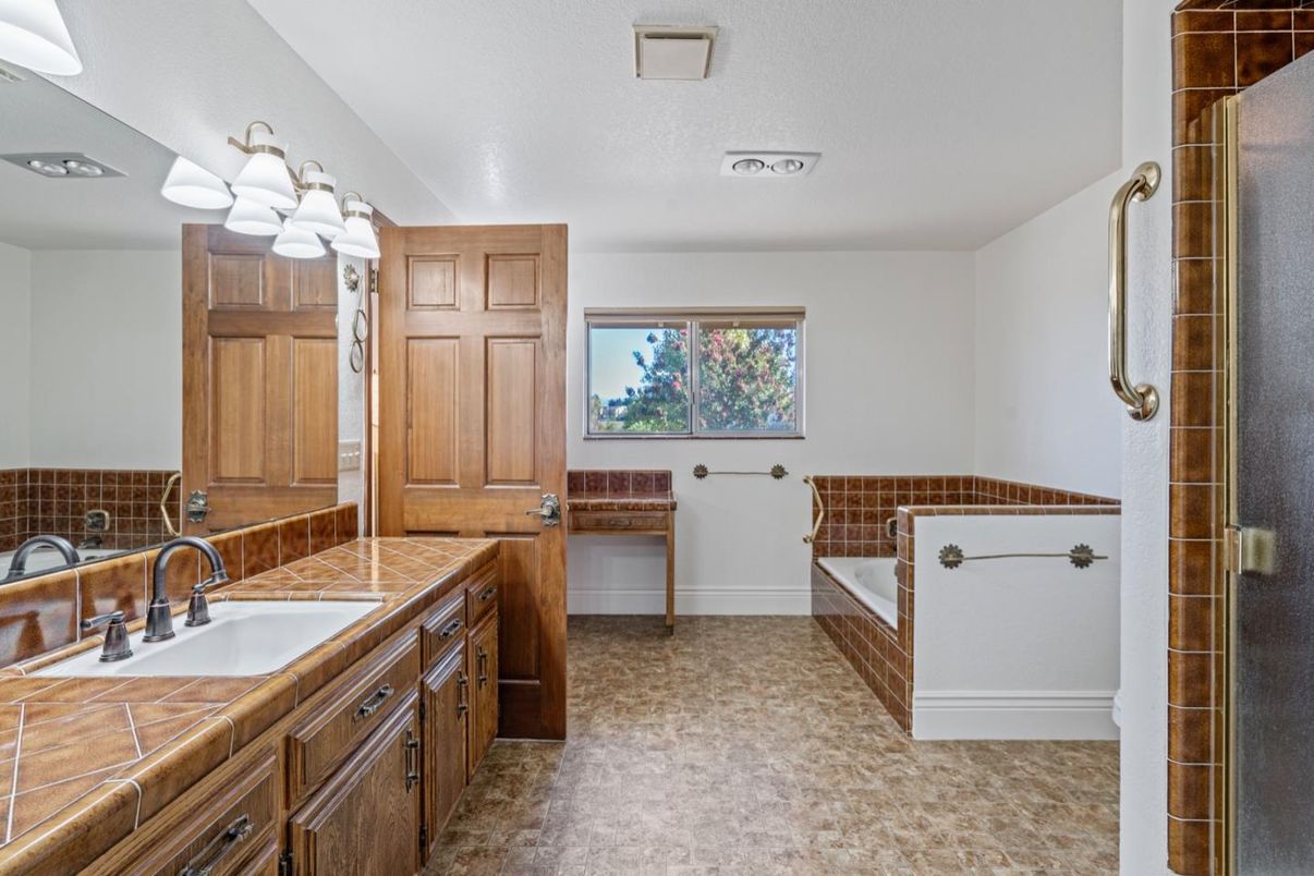 Bathroom, Interior, Tile Countertops