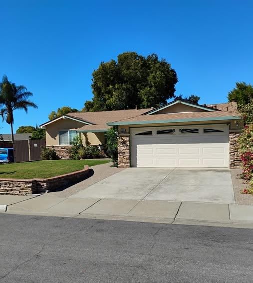 Attached, Exterior, Facade, Ranch