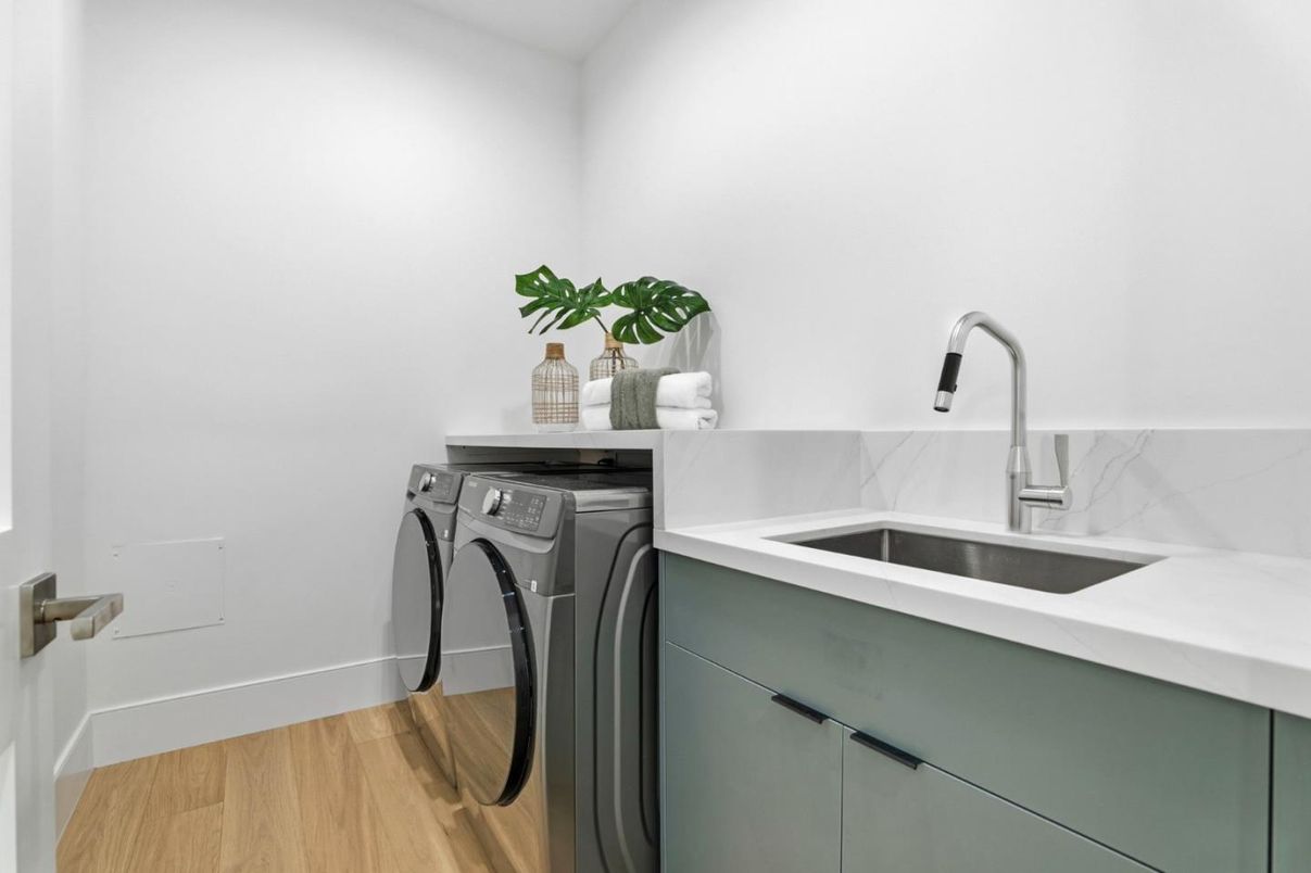 Interior, Washer, Wood Texture Flooring