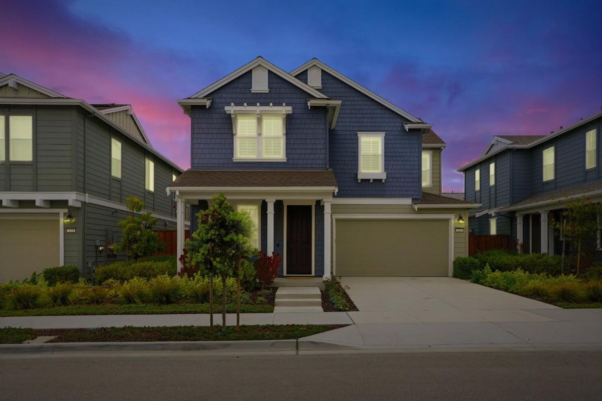 Attached, Exterior, Facade, American Craftsman