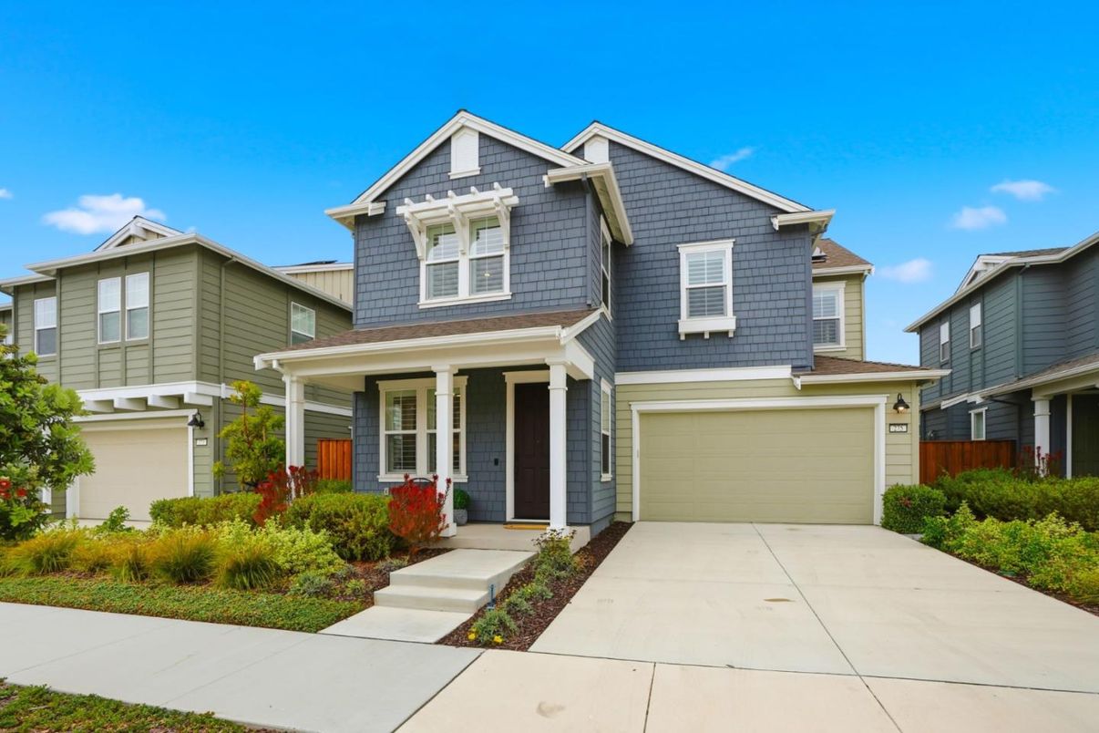 Attached, Exterior, Facade, American Craftsman