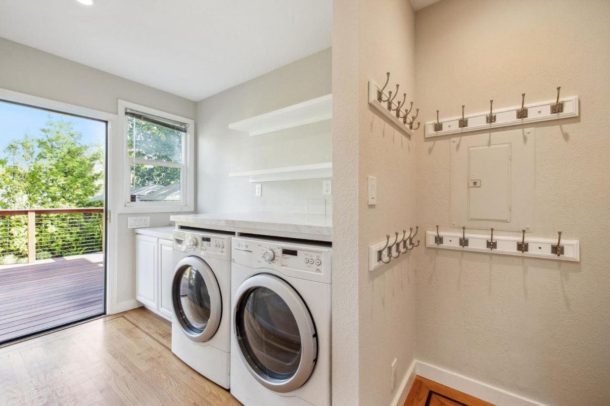 Interior, Recessed Lighting, Washer, Wood Texture Flooring