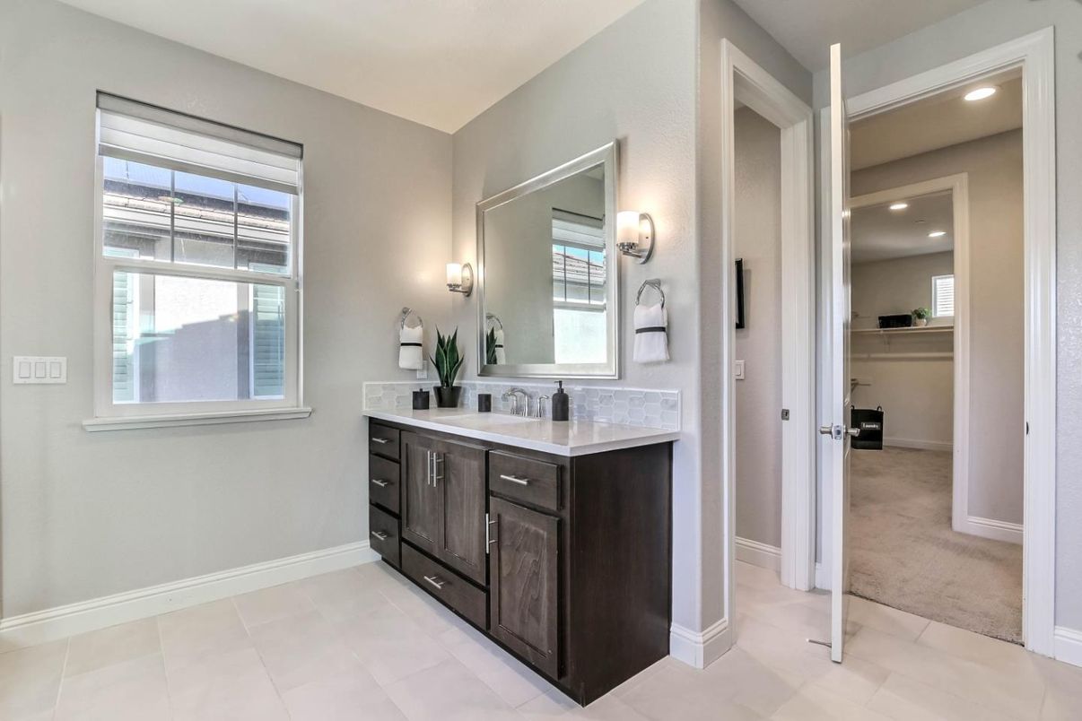 Bathroom, Dual Sink Vanities, Interior, Recessed Lighting