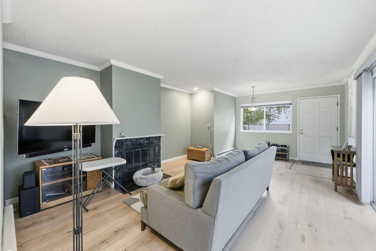 Fireplace, Interior, Living room, Pendant Lights, Recessed Lighting, Wood Texture Flooring