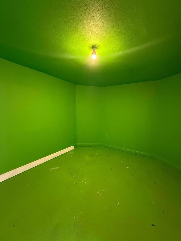 Empty room, Interior