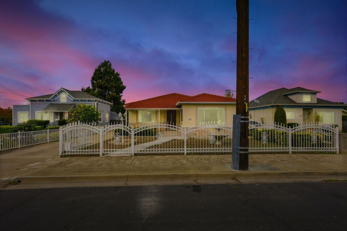 Exterior, Facade, Mediterranean