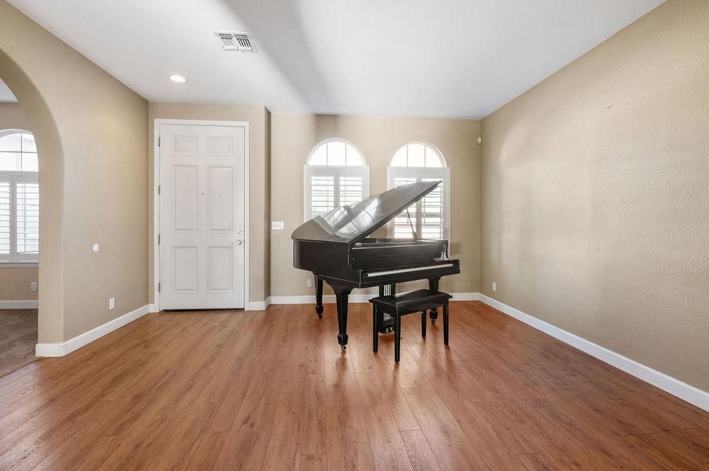 Interior, Piano, Recessed Lighting, Wood Texture Flooring