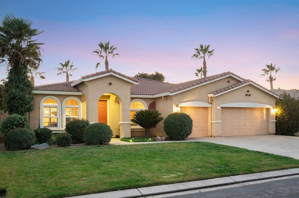 Attached, Exterior, Facade, Mediterranean