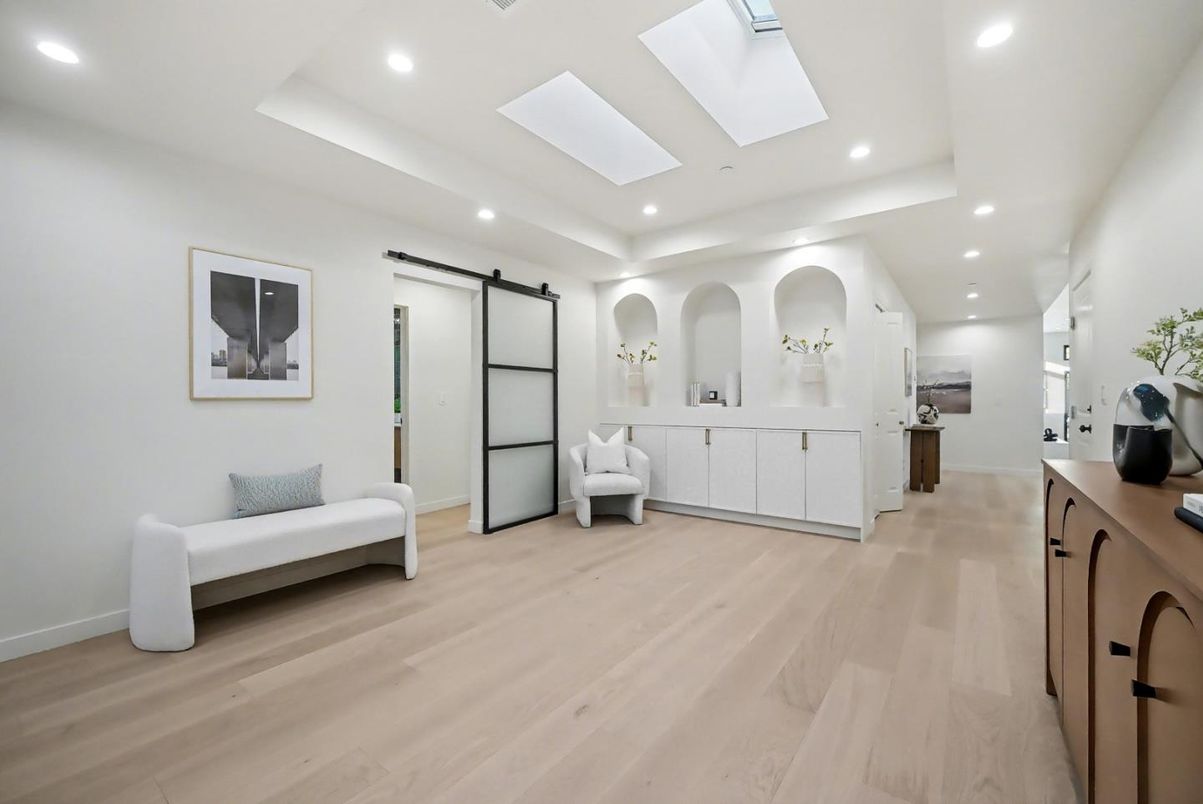 Interior, Recessed Lighting, Wood Texture Flooring