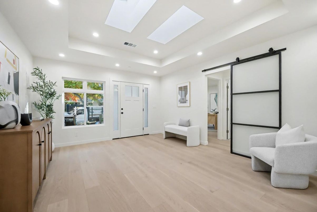 Interior, Recessed Lighting, Wood Texture Flooring