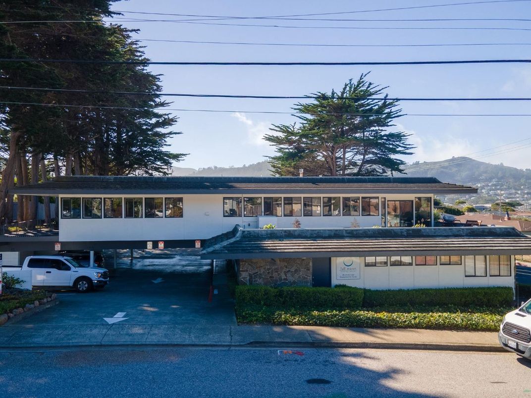 Exterior, Facade, Modern